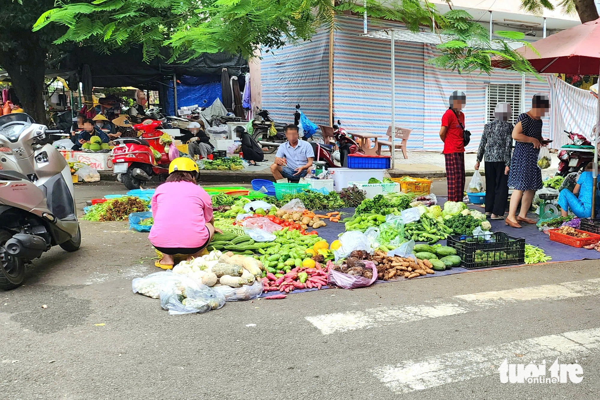 Bày bán hàng hóa, đậu xe ngay trên vạch kẻ đường dành cho người đi bộ - Ảnh 1.